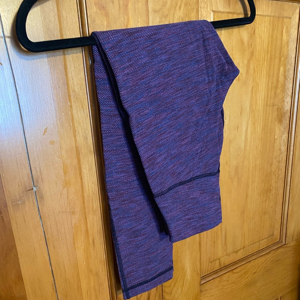 Lululemon Size 6 cropped purple and blue Heather pattern Excellent condition